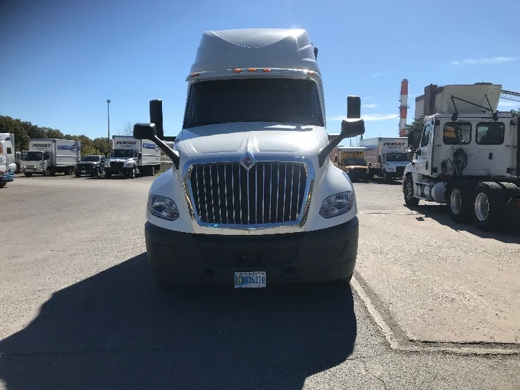 2022 International LT - image 2