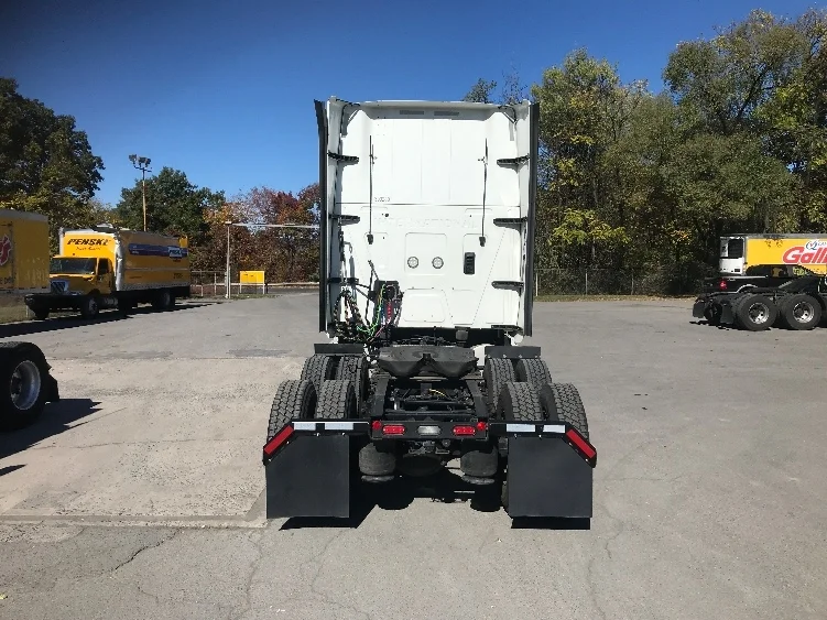 2022 International LT - image 6