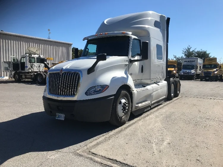 2022 International LT - image 3