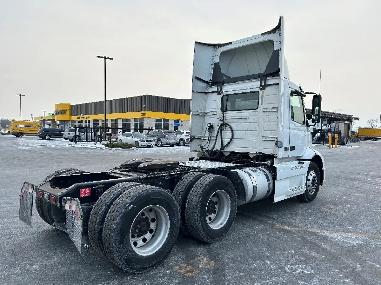 2021 Volvo VNR 640 in La Porte, IN — photo 6