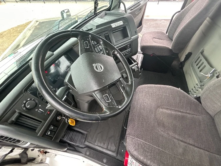 2021 Volvo VNR 640 in La Porte, IN — photo 8