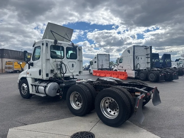 2019 Freightliner Cascadia in La Porte, IN — photo 5