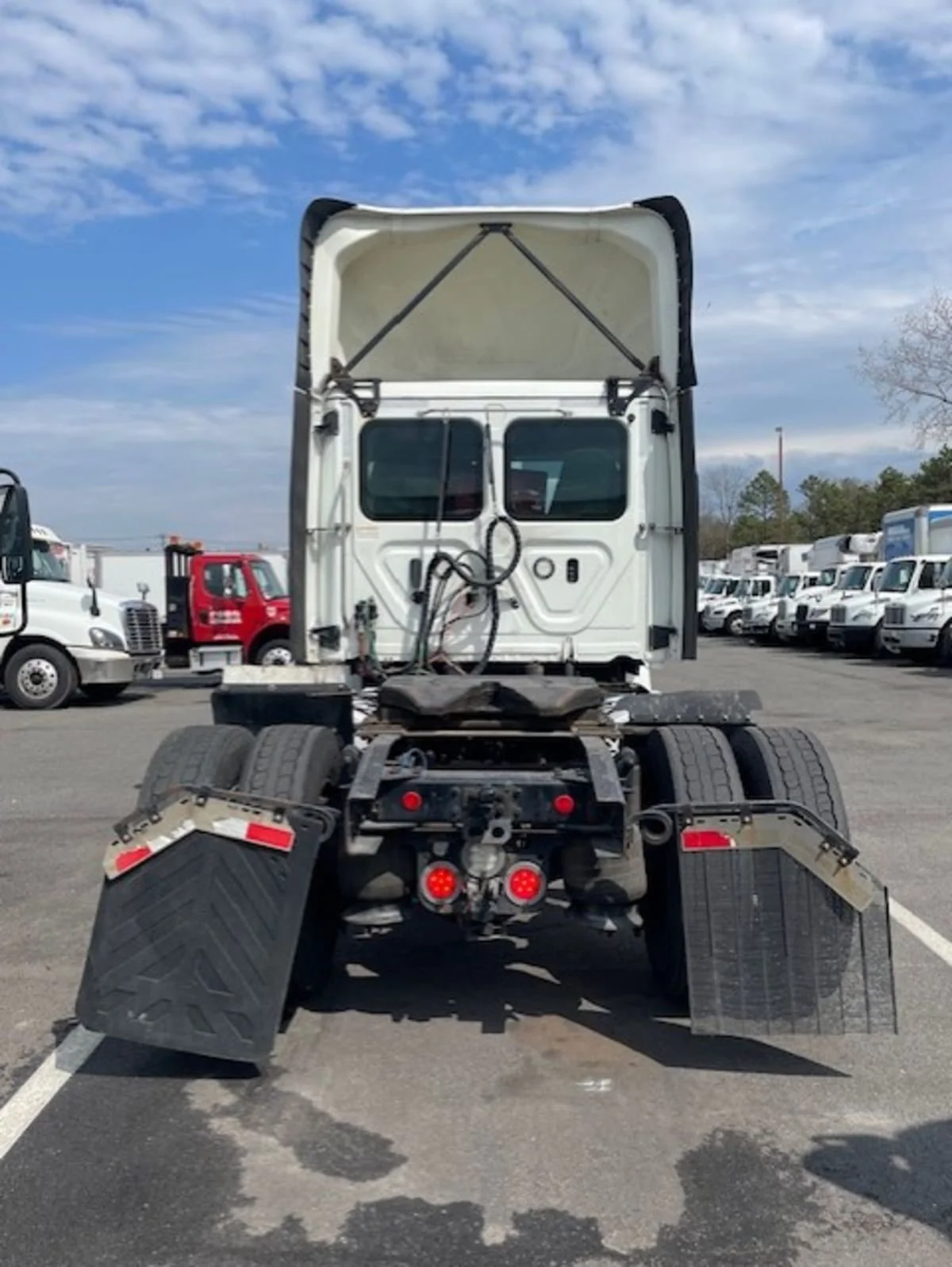 2019 Freightliner Cascadia - image 5