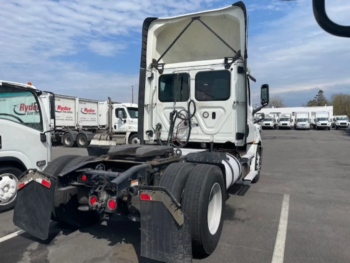 2019 Freightliner Cascadia - image 4