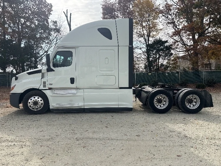 2021 Freightliner Cascadia in Greensboro, NC — photo 4