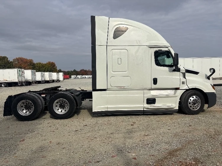 2021 Freightliner Cascadia in Greensboro, NC — photo 8