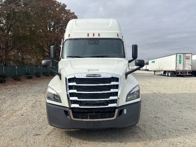 2021 Freightliner Cascadia in Greensboro, NC — photo 2