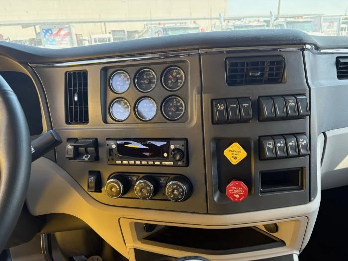 2024 Peterbilt 579 in Los Angeles, CA — photo 10