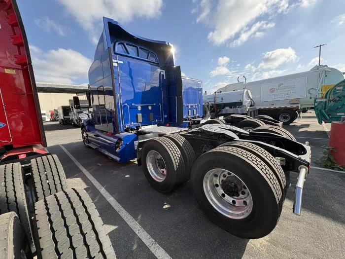 2024 Peterbilt 579 in Los Angeles, CA — photo 9