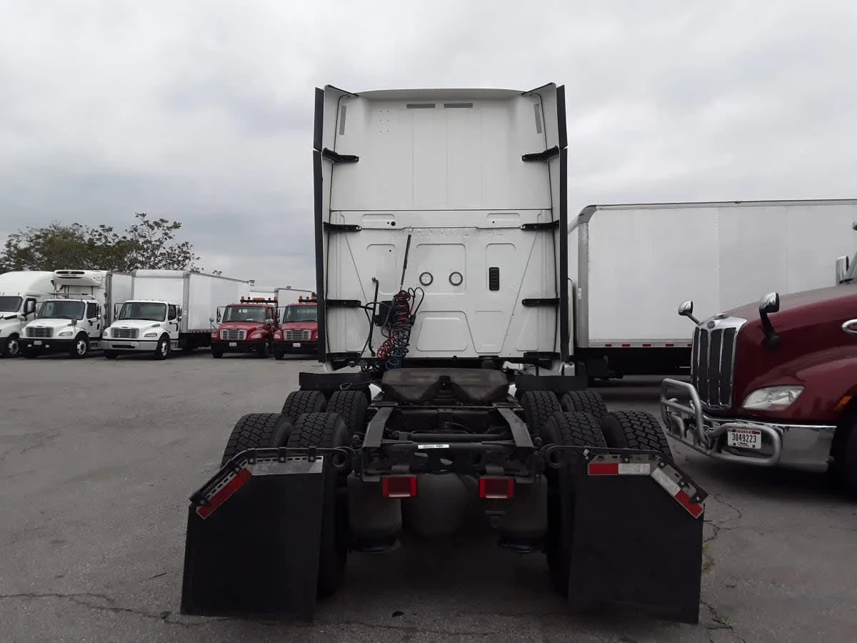 2019 International LT - image 5