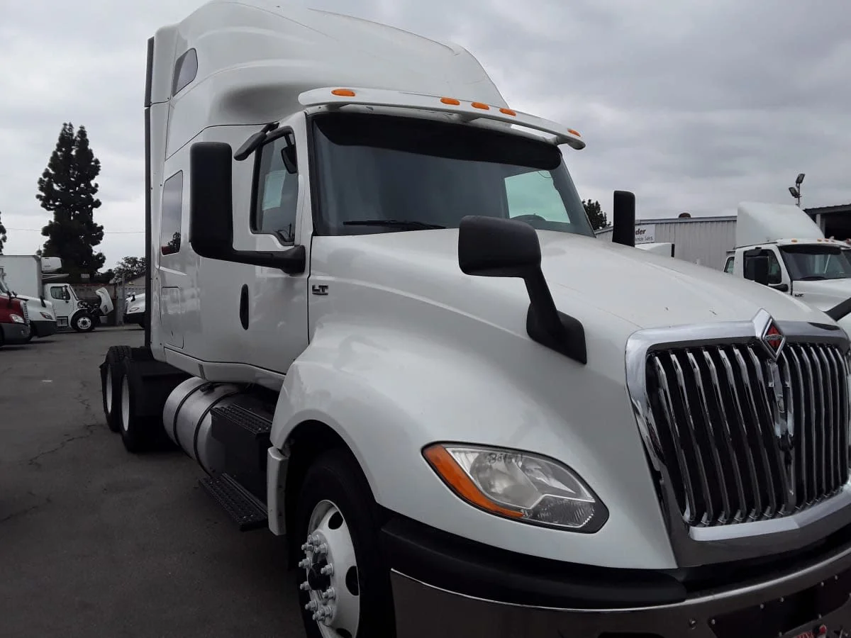 2019 International LT - image 3