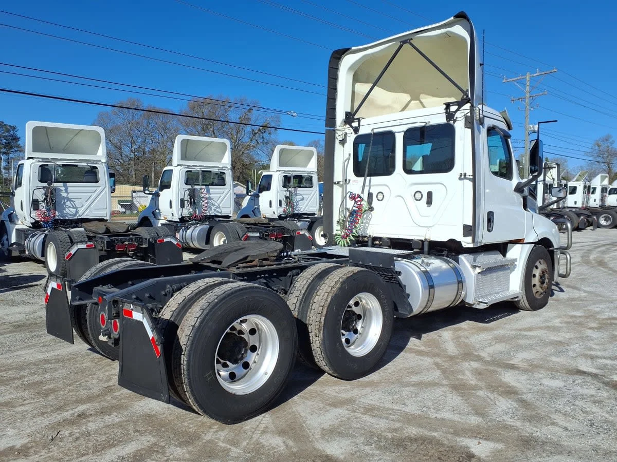 2020 Freightliner Cascadia - image 4