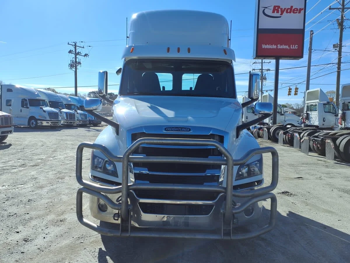 2020 Freightliner Cascadia - image 2