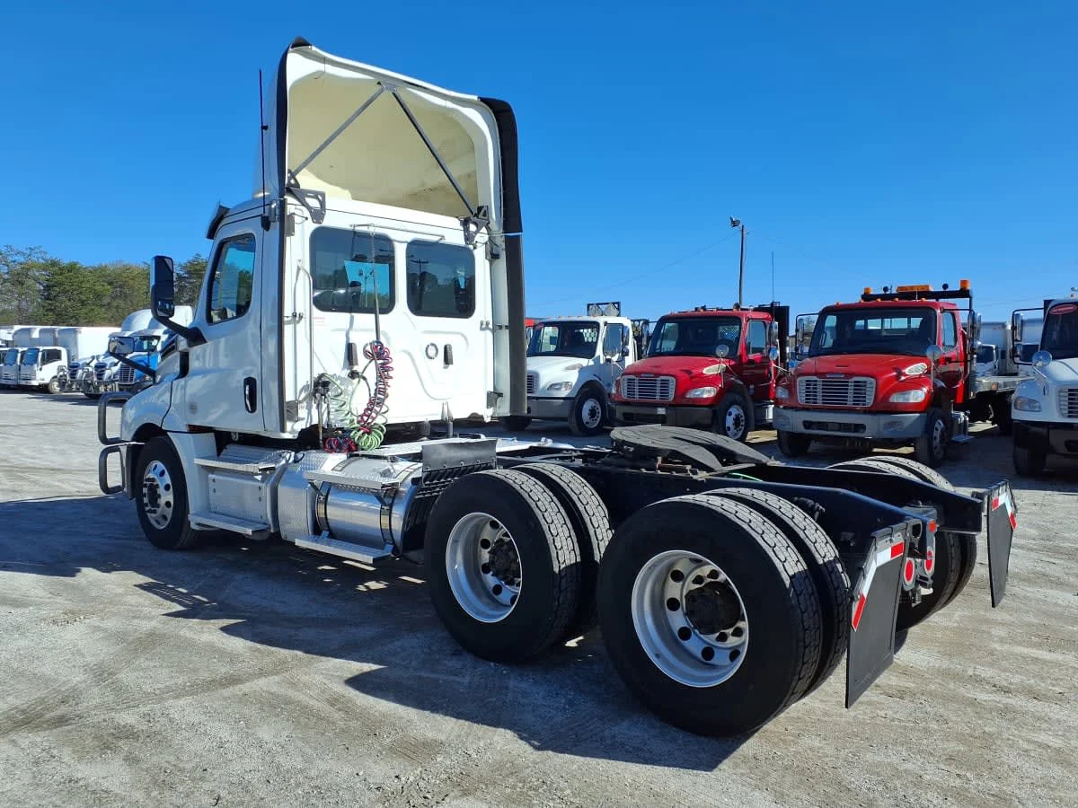 2020 Freightliner Cascadia - image 6