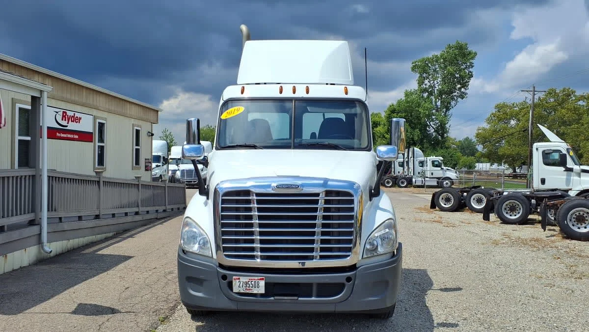 2019 Freightliner Cascadia in West Chester, OH — photo 2