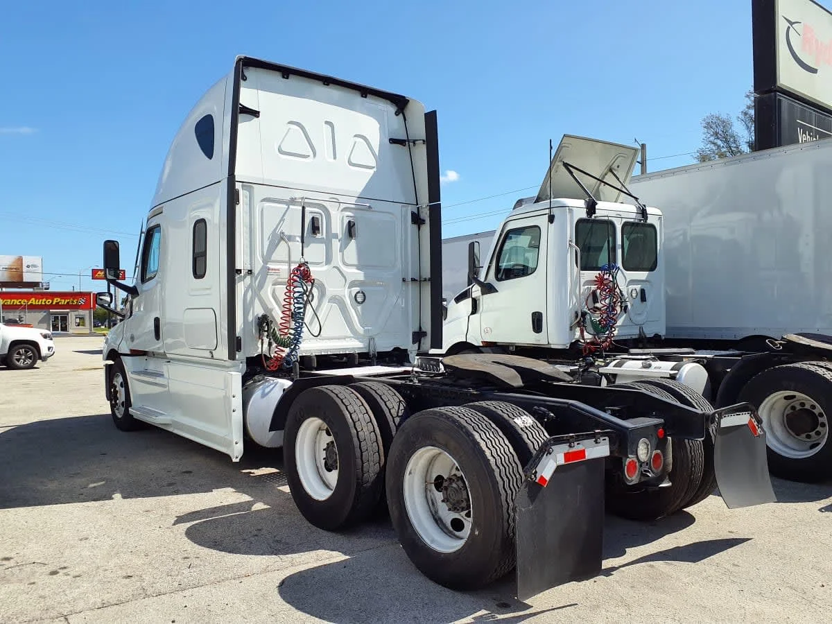 2023 Freightliner Cascadia in Miami, FL — photo 6