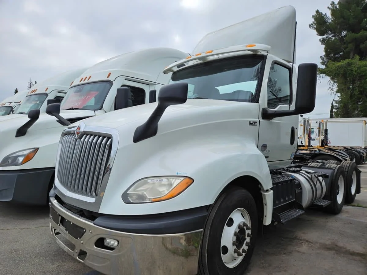 2018 International LT - image 3