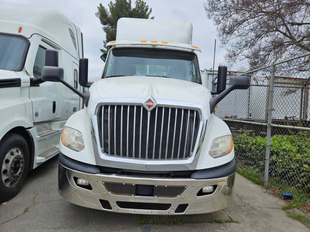 2018 International LT - image 2