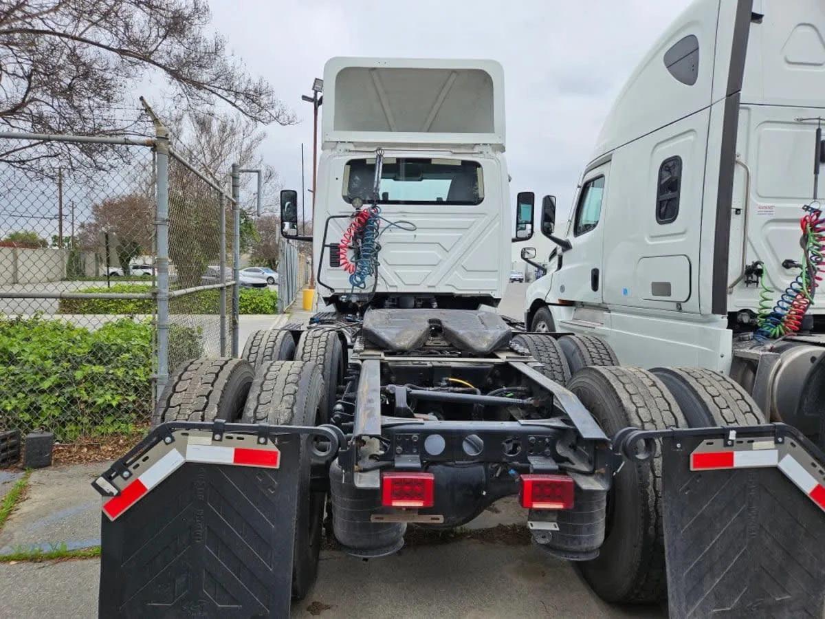 2018 International LT - image 5