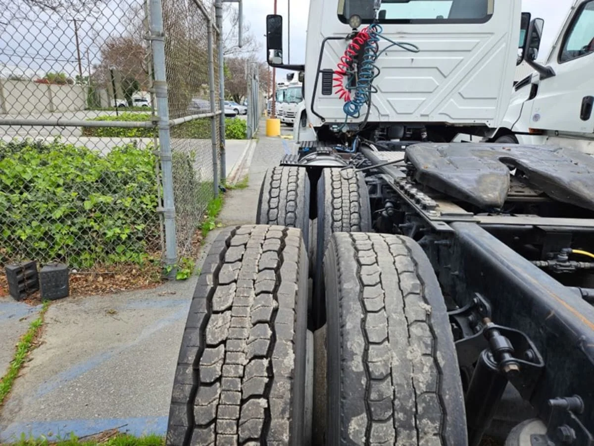 2018 International LT - image 1