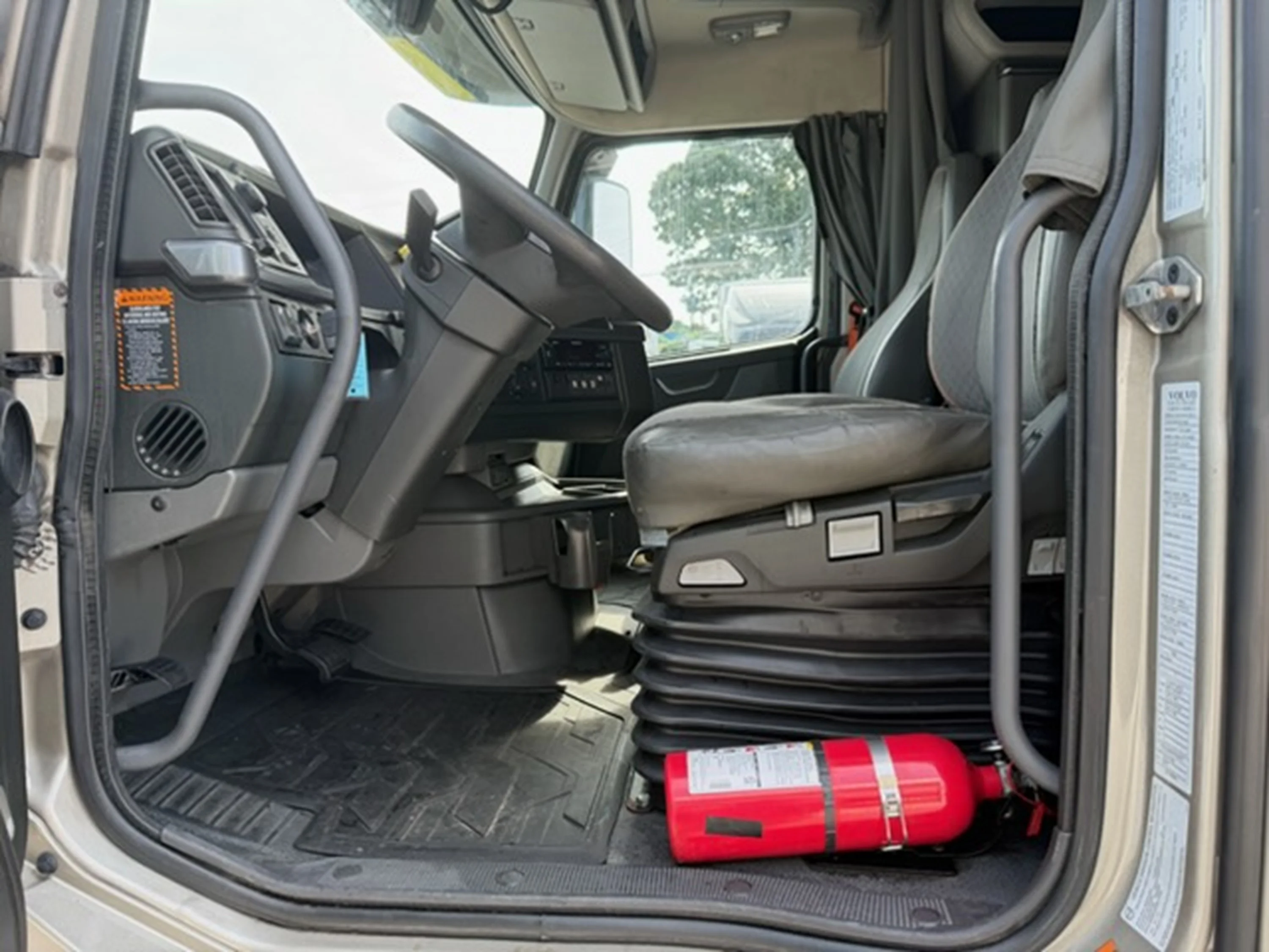 2023 Volvo VNL 760 — photo 9