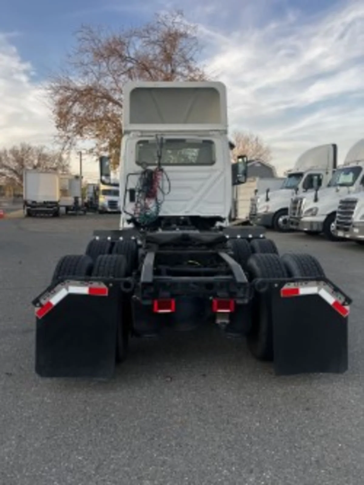 2018 International LT - image 5