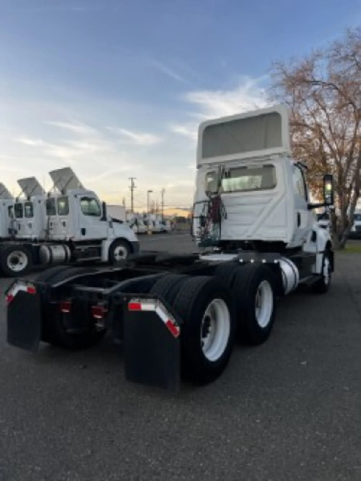 2018 International LT - image 4