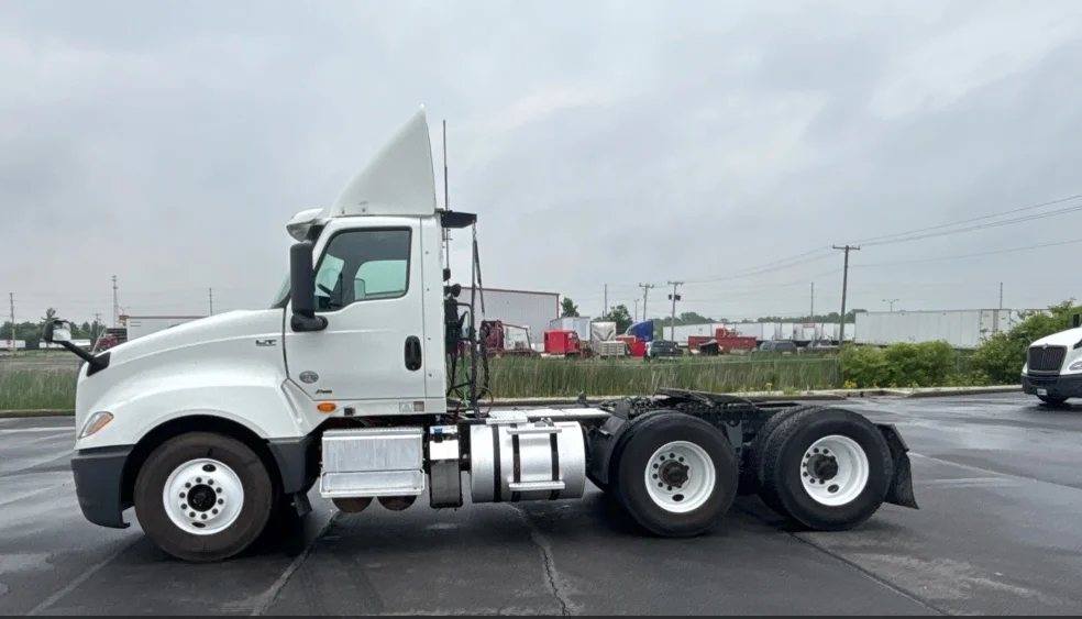 2020 International LT - image 4