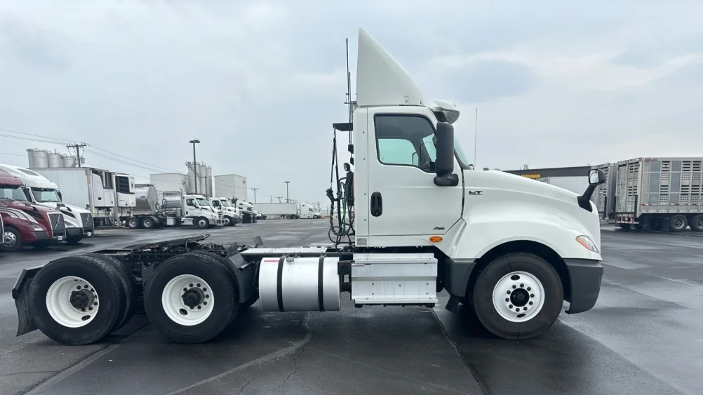 2020 International LT - image 8