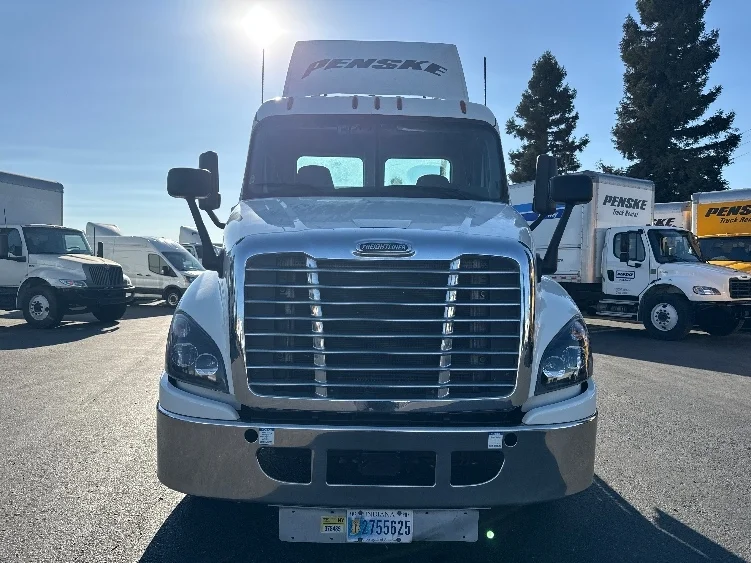 2019 Freightliner Cascadia in West Sacramento, CA — photo 2
