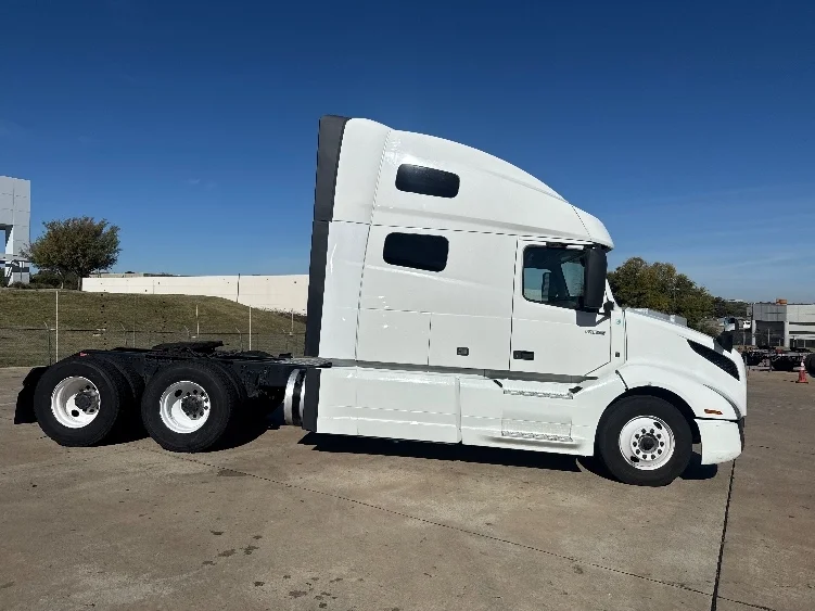2022 Volvo VNL 760 - image 8