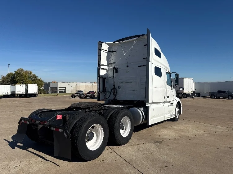 2022 Volvo VNL 760 - image 7
