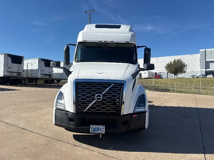 2022 Volvo VNL 760 - image 2