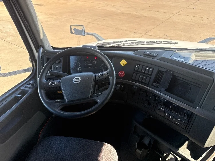 2022 Volvo VNL 760 - image 10