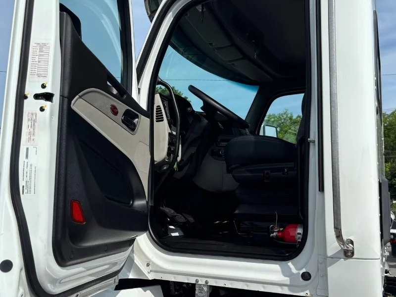 2024 Peterbilt 567 in Knoxville, TN — photo 3
