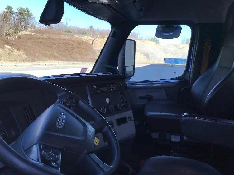 2019 Freightliner Cascadia - image 10