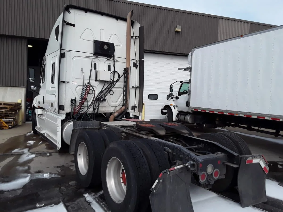 2020 Freightliner Cascadia in Kansas City, MO — photo 6