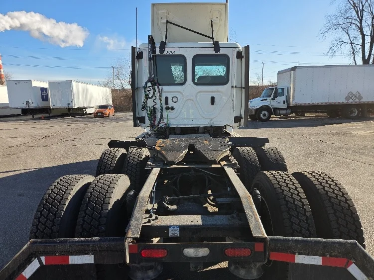 2021 Freightliner Cascadia in Kansas City, MO — photo 6
