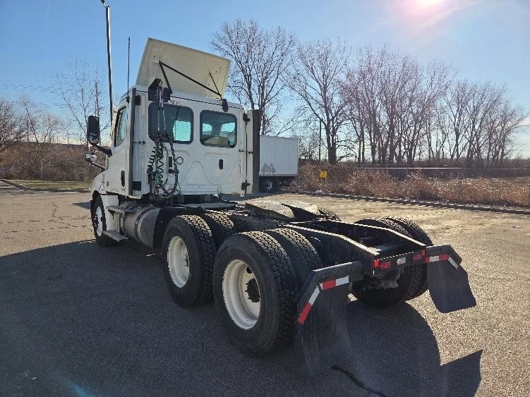 2021 Freightliner Cascadia in Kansas City, MO — photo 5