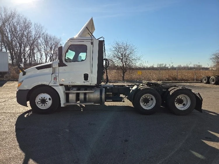2021 Freightliner Cascadia in Kansas City, MO — photo 4
