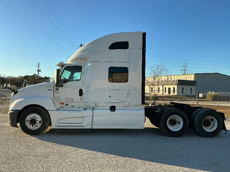 2020 International LT - image 4