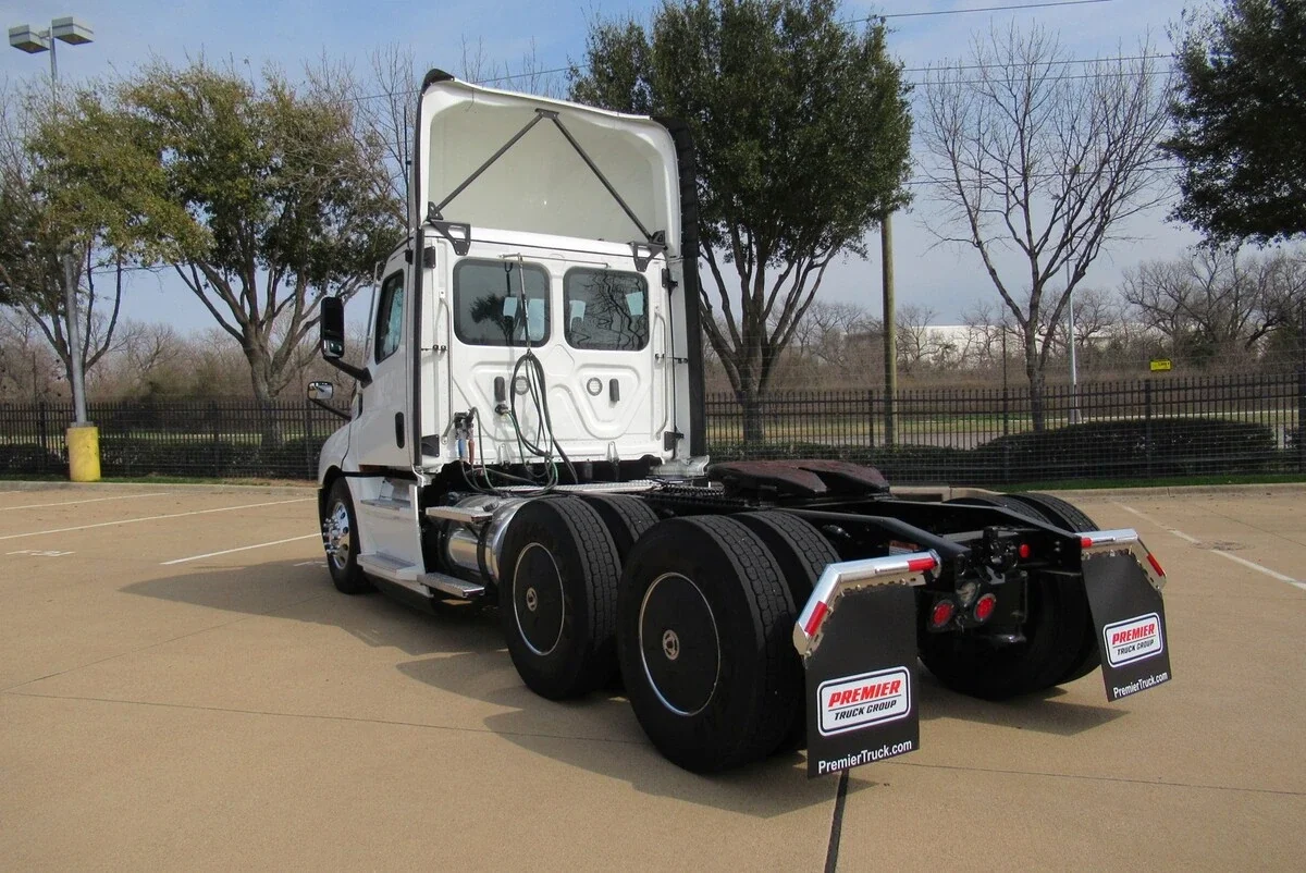 2024 Freightliner Cascadia - image 3