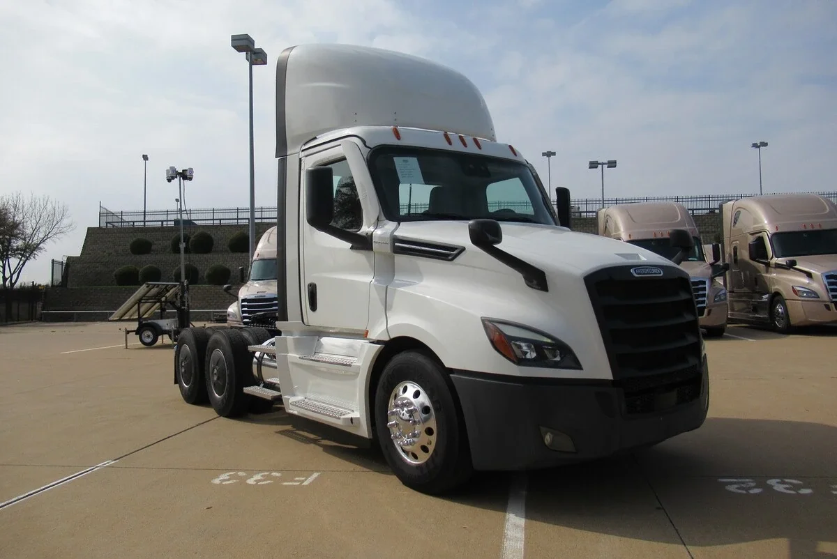 2024 Freightliner Cascadia - image 2