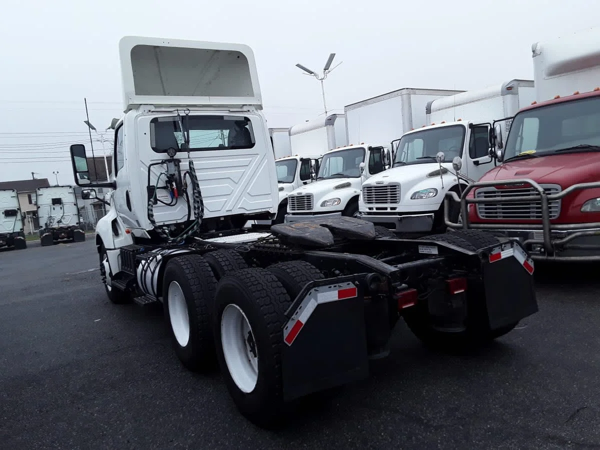 2019 International LT - image 6