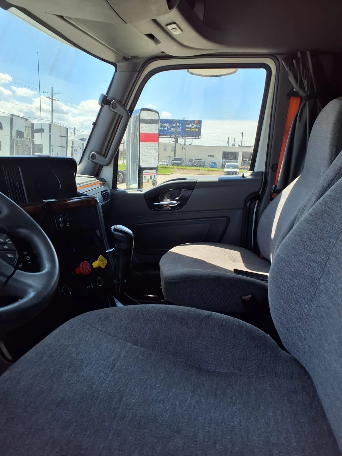 2019 International LT in Cleveland, OH — photo 7