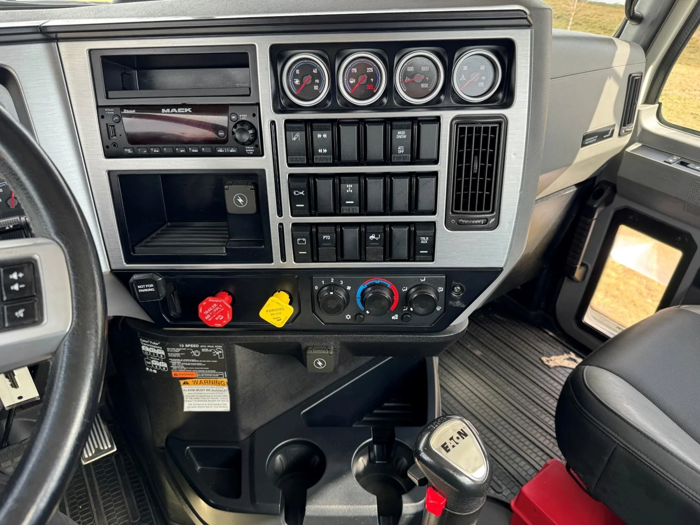 Used 2023 Mack Anthem Daycab - image 16