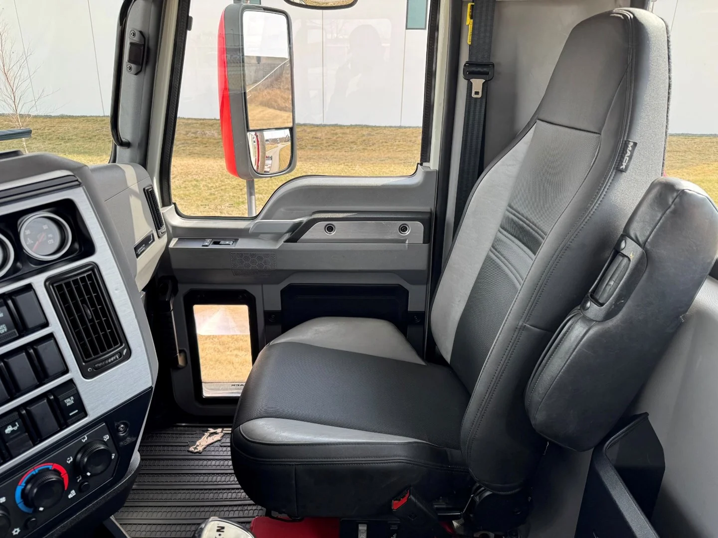 Used 2023 Mack Anthem Daycab - image 17