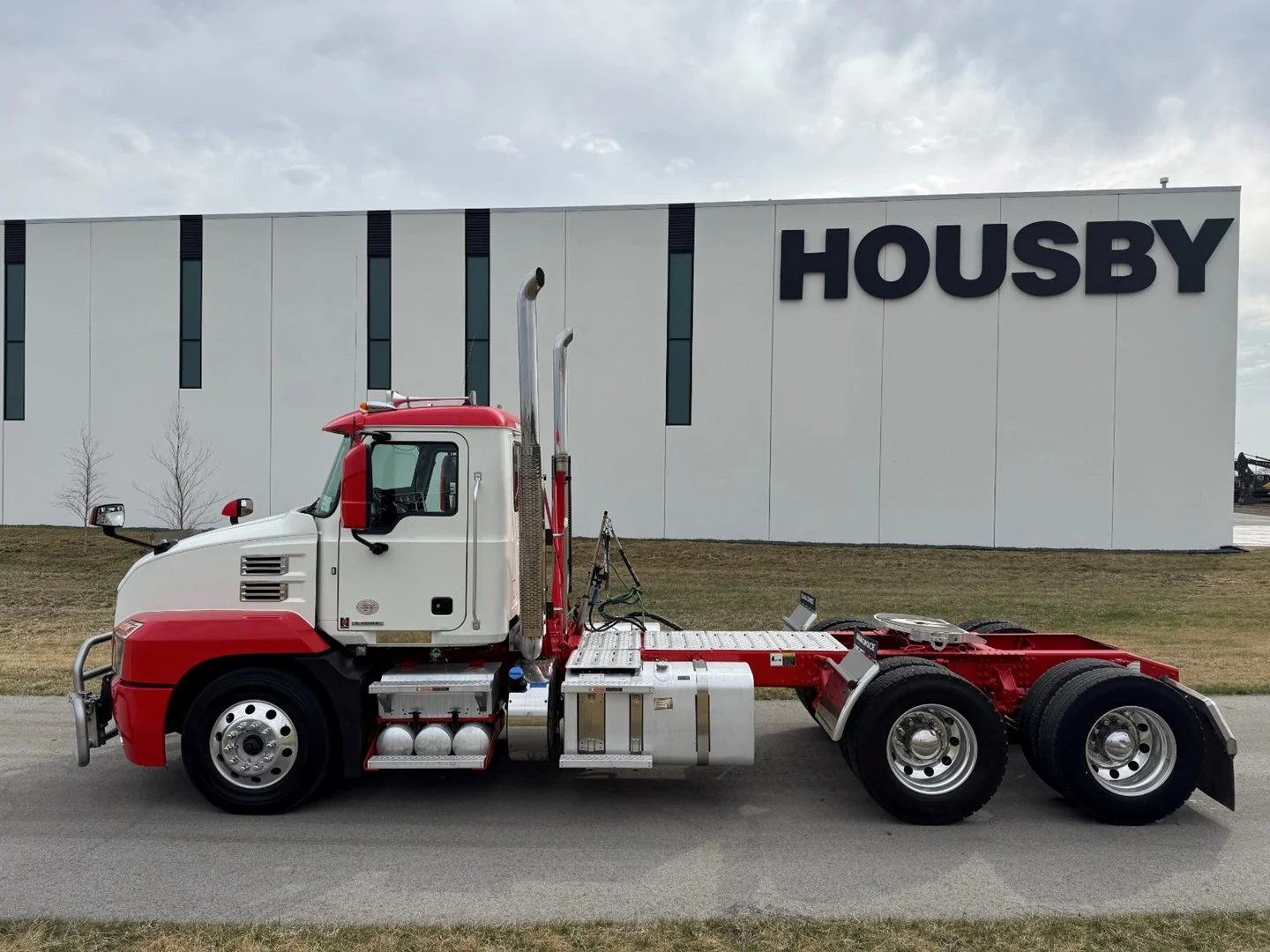 Used 2023 Mack Anthem Daycab - image 3