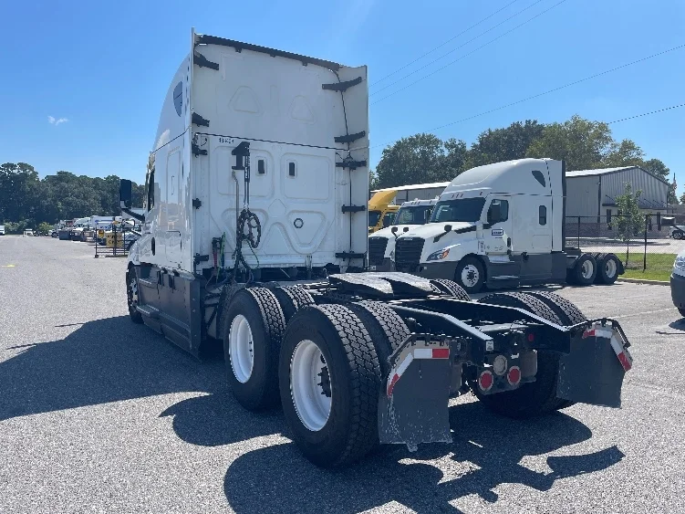2022 Freightliner Cascadia - image 5