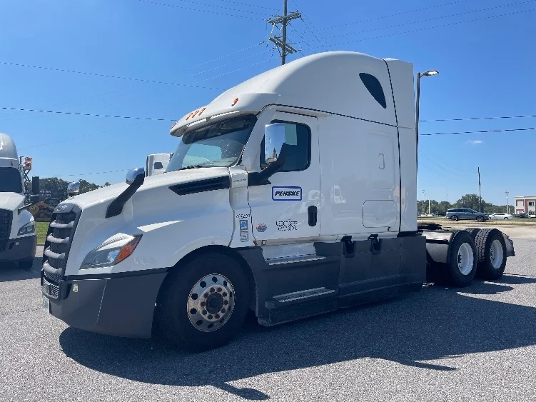 2022 Freightliner Cascadia - image 3